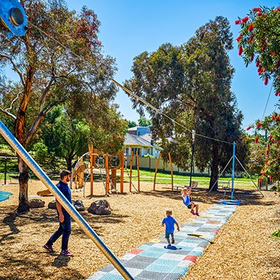 Alcarràs construeix un nou parc infantil al Parc de la Via