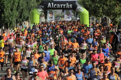 L’Ajuntament d’Alcarràs lliura els dorsals de la Nectarina Atlètica a la seu del Patronat d’Esports